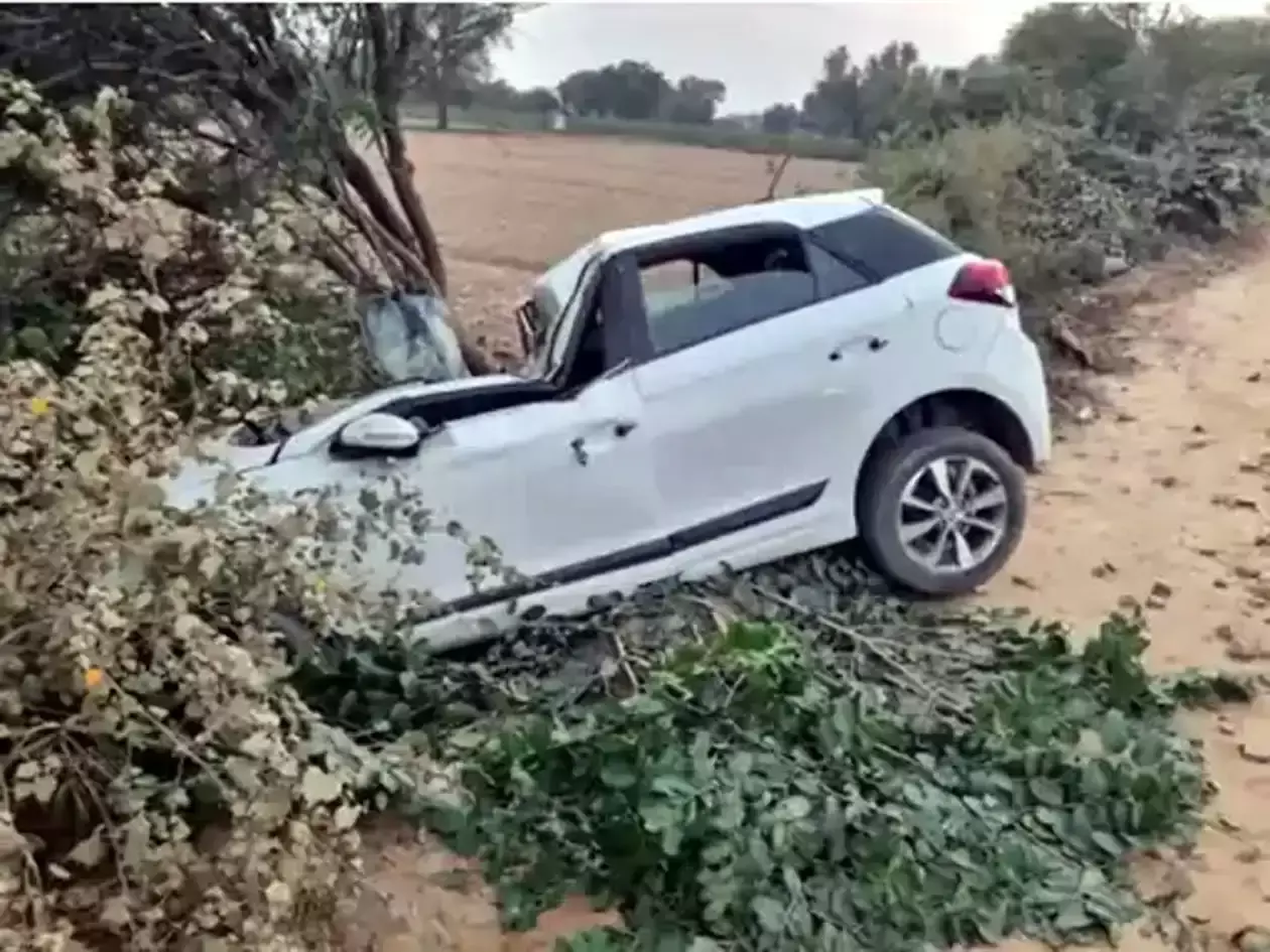 Hisar: पेड़ से टकराई कार, एक युवक ने दम तोड़ा Hisar: पेड़ से टकराई कार, एक युवक ने दम तोड़ा