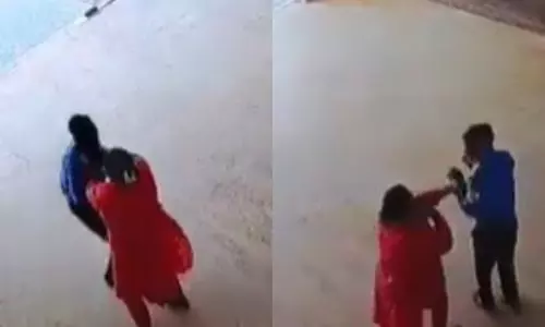 Greater Noida: महिला ने सुरक्षा गार्ड को पीटा, पूरी घटना कैमरे में कैद