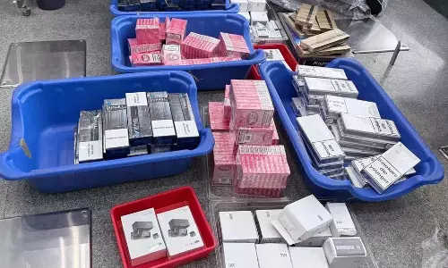 DRI ने भुवनेश्वर एयरपोर्ट पर ₹27 लाख कीमत की सिगरेट, सिगार और इलेक्ट्रॉनिक्स जब्त किए DRI ने भुवनेश्वर एयरपोर्ट पर ₹27 लाख कीमत की सिगरेट, सिगार और इलेक्ट्रॉनिक्स जब्त किए
