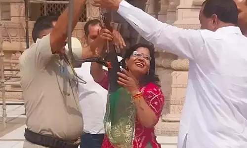 Chittorgarh: मंदिर में दीपावली की विशेष सजावट, एडीएम ने कार्यक्रम का उद्घाटन Chittorgarh: मंदिर में दीपावली की विशेष सजावट, एडीएम ने कार्यक्रम का उद्घाटन