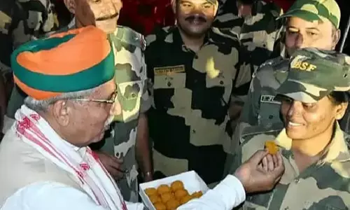 Bikaner: अर्जुन राम ने बीएसएफ जवानों के साथ बांटी मिठाई