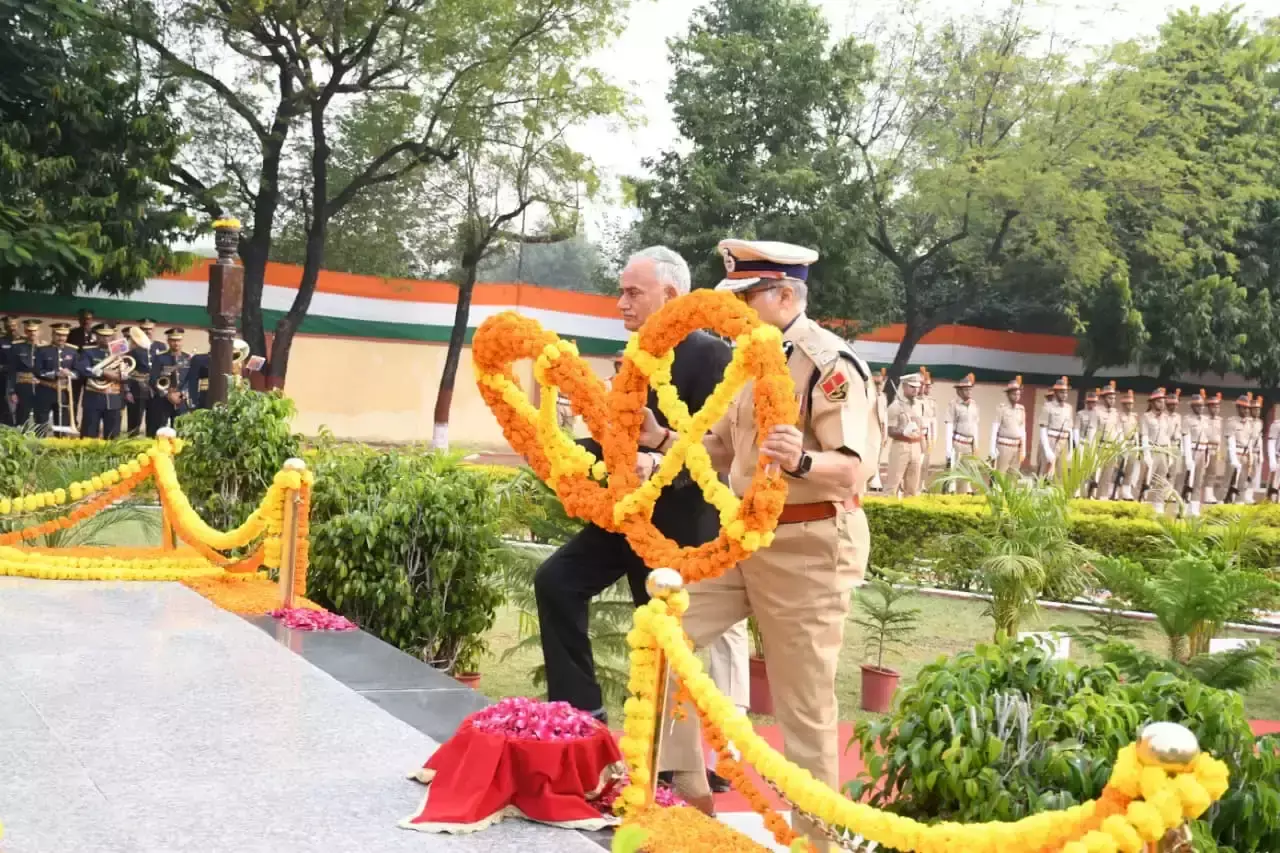 Jaipur: डीजीपी राजीव शर्मा ने जवानों को दी प्रेरणा, शहीदों का सम्मान जरूरी Jaipur: डीजीपी राजीव शर्मा ने जवानों को दी प्रेरणा, शहीदों का सम्मान जरूरी