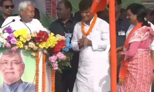 नीतीश कुमार ने चुनावी मंच में कर दी बड़ी गलती, रोकटोंक के बावजूद महिला प्रत्याशी को पहनाई माला नीतीश कुमार ने चुनावी मंच में कर दी बड़ी गलती, रोकटोंक के बावजूद महिला प्रत्याशी को पहनाई माला