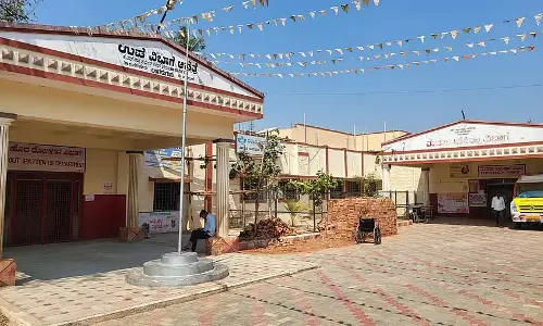 Lingsugur : तालुक अस्पताल में नशे में धुत लोग Lingsugur : तालुक अस्पताल में नशे में धुत लोग