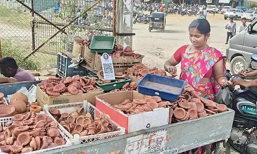 Raichur : फूल, फल, पटाखे खरीदने की होड़ Raichur : फूल, फल, पटाखे खरीदने की होड़