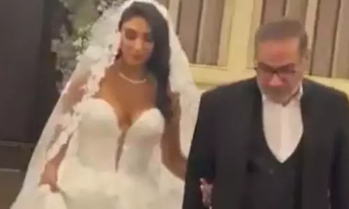 सख्त ड्रेस कोड के बीच Khamenei के सलाहकार की बेटी ने स्ट्रैपलेस गाउन पहना