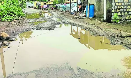Afzalpur : टूटी-फूटी सड़क, श्रद्धालुओं का जुलूस