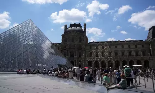 Louvre ज्वेल डकैती: पेरिस में चोरों ने 10 मिनट में लूट को अंजाम दिया
