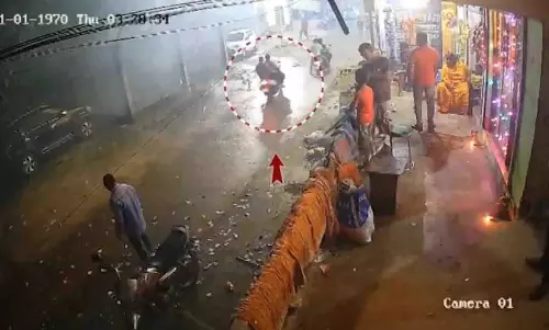 Cuttack में पटाखे के विस्फोट से बाइक सवार और पीछे बैठा व्यक्ति घायल Cuttack में पटाखे के विस्फोट से बाइक सवार और पीछे बैठा व्यक्ति घायल