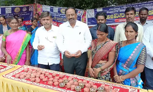 Aurad : मिट्टी के बर्तनों की प्रदर्शनी, बिक्री Aurad : मिट्टी के बर्तनों की प्रदर्शनी, बिक्री