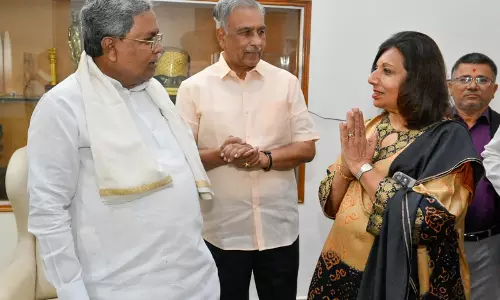 बायोकॉन प्रमुख किरण मजूमदार-शॉ ने कर्नाटक के मुख्यमंत्री Siddaramaiah से मुलाकात की