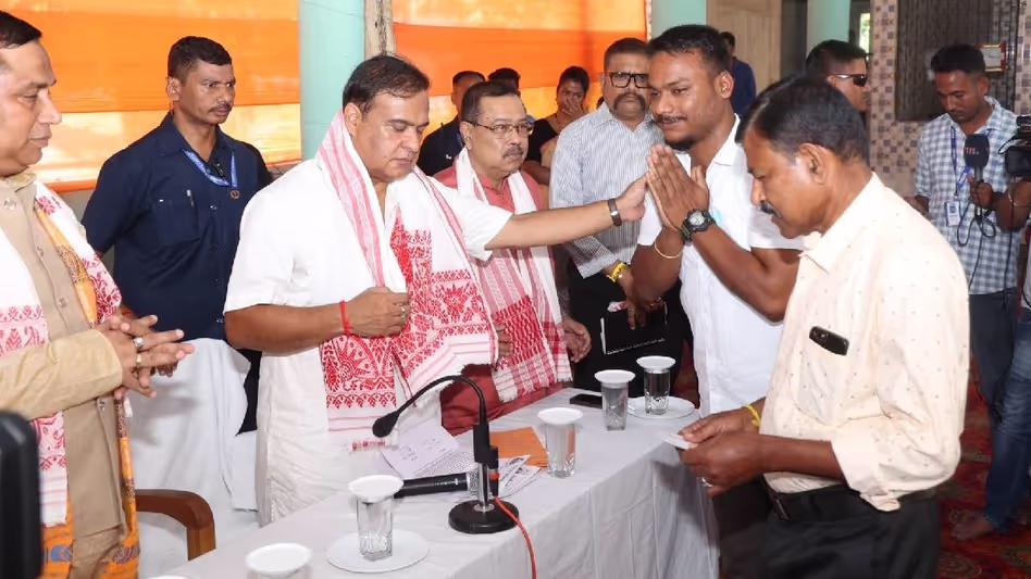 Assam : हिमंत बिस्वा सरमा ने बक्सा का दौरा किया, 15 अक्टूबर की झड़प के पीड़ितों को चेक सौंपे Assam : हिमंत बिस्वा सरमा ने बक्सा का दौरा किया, 15 अक्टूबर की झड़प के पीड़ितों को चेक सौंपे