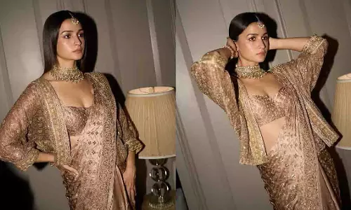 Alia Bhatt ने पहनी 30 साल पुरानी सिल्क साड़ी Alia Bhatt ने पहनी 30 साल पुरानी सिल्क साड़ी