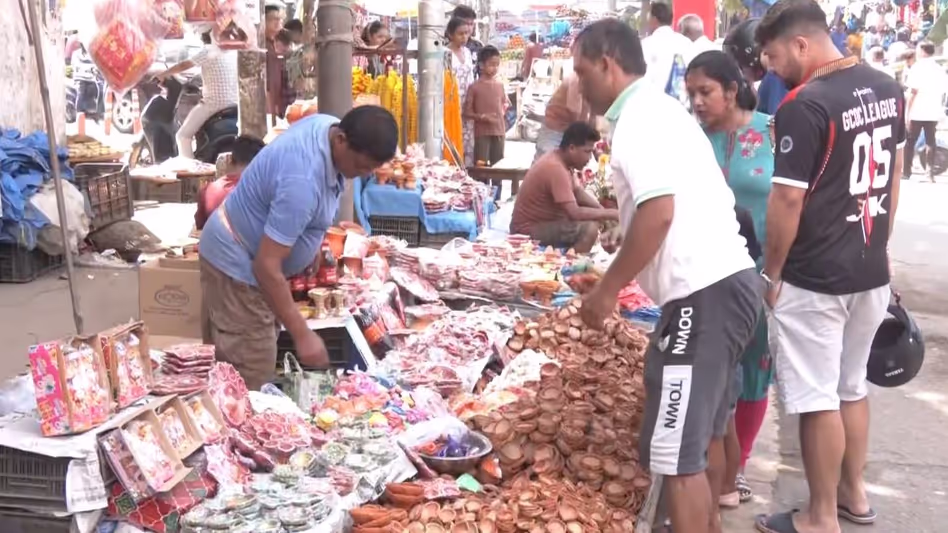 Guwahati में दिवाली का माहौल फीका, राज्य शोक में ज़ुबीन गर्ग Guwahati में दिवाली का माहौल फीका, राज्य शोक में ज़ुबीन गर्ग