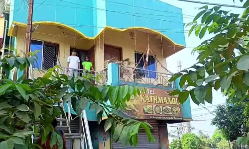 Baripada में हथियारबंद युवकों का हंगामा, ढाबा मालिक और स्टाफ दहशत में Baripada में हथियारबंद युवकों का हंगामा, ढाबा मालिक और स्टाफ दहशत में