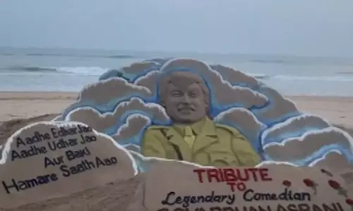 सुदर्शन पटनायक ने असरानी को दी श्रद्धांजलि, पुरी बीच पर बनाई रेत की मूर्ति सुदर्शन पटनायक ने असरानी को दी श्रद्धांजलि, पुरी बीच पर बनाई रेत की मूर्ति
