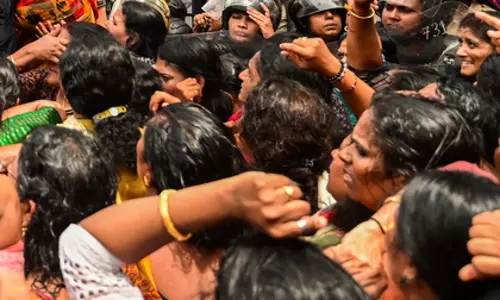 Kozhikode में कचरा प्रसंस्करण प्रोजेक्ट को लेकर बवाल, प्रदर्शन हुआ उग्र Kozhikode में कचरा प्रसंस्करण प्रोजेक्ट को लेकर बवाल, प्रदर्शन हुआ उग्र