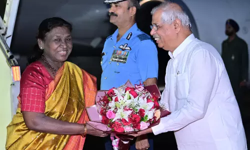 President द्रौपदी मुर्मू पहुँची त्रिवेंद्रम, अधिकारियों ने दी शुभकामनाएं