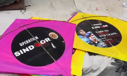 Diwali पर लखनऊ में ऑपरेशन सिंदूर थीम वाली पतंगें खूब बिकीं Diwali पर लखनऊ में ऑपरेशन सिंदूर थीम वाली पतंगें खूब बिकीं