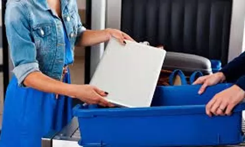 Airport पर लैपटॉप बैग से निकालने की असली वजह क्या है? जानिए अंदर की पूरी कहानी