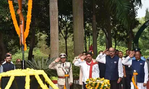 राज्यपाल डेका और मुख्यमंत्री विष्णु देव साय ने शहीद वाटिका पहुंचकर शहीद जवानों को दी श्रद्धांजलि