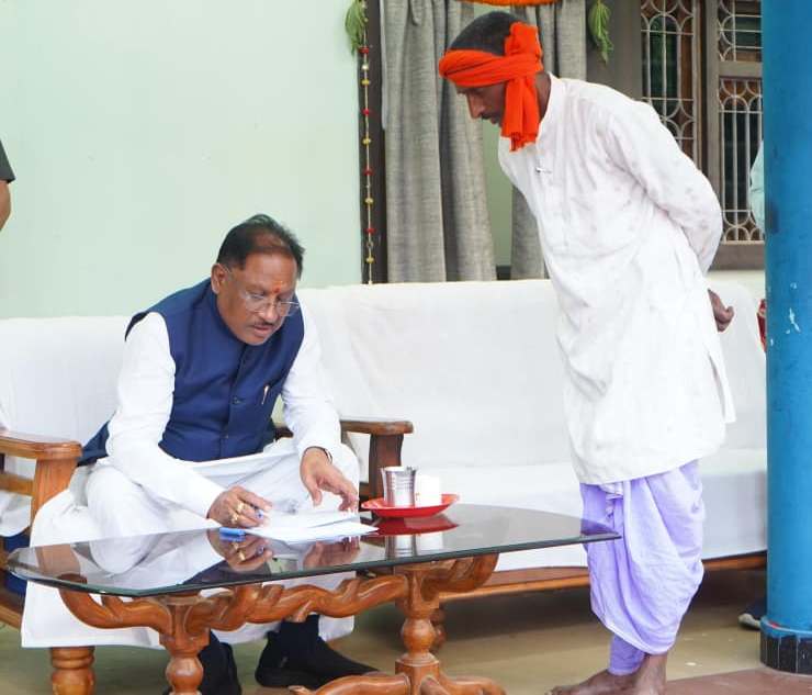 मुख्यमंत्री विष्णु देव साय ने बगिया में सुनी आम जनता की समस्याएं, आवेदनों के त्वरित निराकरण के निर्देश