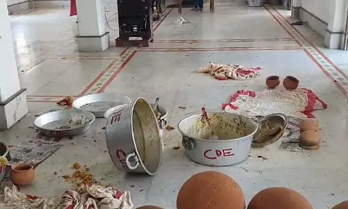 Balurghat के बुराकाली मंदिर में पैसे देने के बाद भी प्रसाद न मिलने पर श्रद्धालु भड़के Balurghat के बुराकाली मंदिर में पैसे देने के बाद भी प्रसाद न मिलने पर श्रद्धालु भड़के