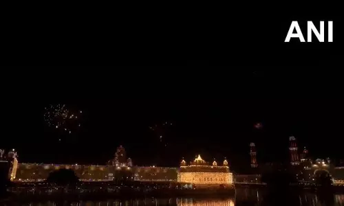 अमृतसर में स्वर्ण मंदिर के आसपास धूमधाम से आतिशबाजी और उत्सव
