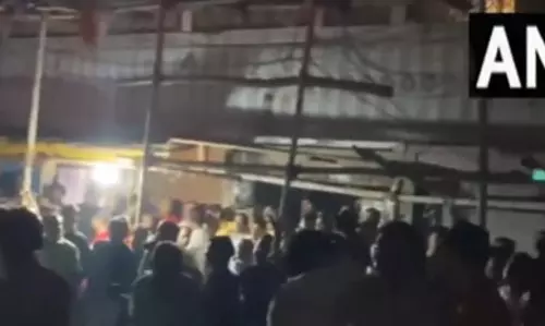 FIRE: गोदाम में आग, दमकल की कई गाड़ियां मौके पर मौजूद