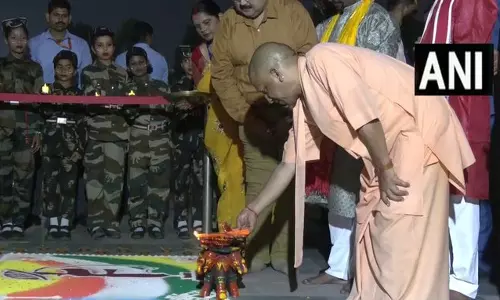 मंदिर में शहीदों को सम्मान, CM योगी आदित्यनाथ ने दीप जलाए मंदिर में शहीदों को सम्मान, CM योगी आदित्यनाथ ने दीप जलाए