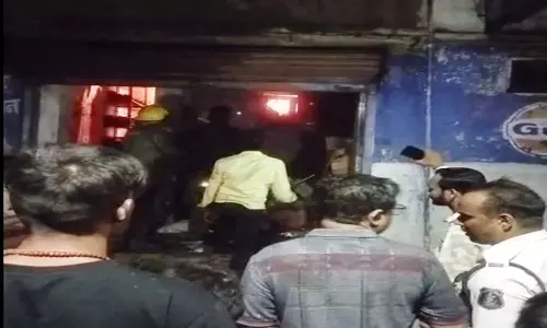 Aamapara चौक के अभिषेक ऑटो पार्ट्स में आग, अज्ञात लोगों ने की आगजनी Aamapara चौक के अभिषेक ऑटो पार्ट्स में आग, अज्ञात लोगों ने की आगजनी