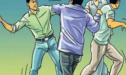 तेलीपारा नंदु गैरेज के पीछे युवकों के बीच मारपीट, रोजी मजदूर घायल तेलीपारा नंदु गैरेज के पीछे युवकों के बीच मारपीट, रोजी मजदूर घायल