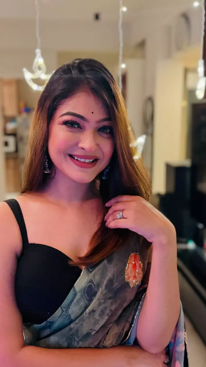 रूकमा रे साड़ी में नजर आई