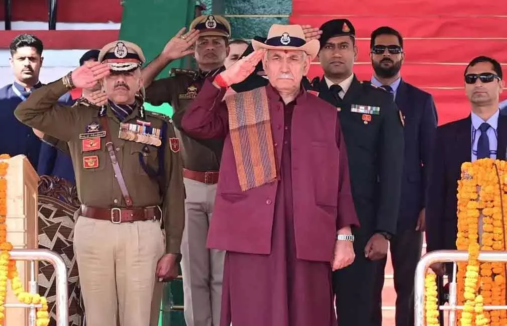 जम्मू-कश्मीर पुलिस अनुशासन और निष्ठा की मिसाल: एलजी सिन्हा जम्मू-कश्मीर पुलिस अनुशासन और निष्ठा की मिसाल: एलजी सिन्हा