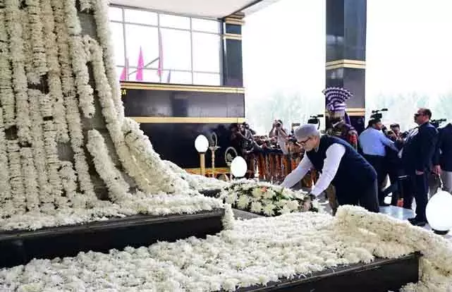 सीएम उमर ने ज़ेवान में पुलिस शहीदों को श्रद्धांजलि दी सीएम उमर ने ज़ेवान में पुलिस शहीदों को श्रद्धांजलि दी