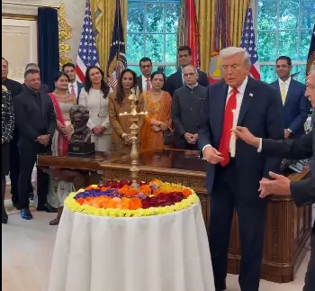 डोनाल्ड ट्रंप भी मना रहे दिवाली, दीप जलाते वीडियो आया डोनाल्ड ट्रंप भी मना रहे दिवाली, दीप जलाते वीडियो आया