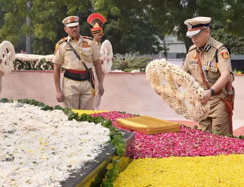 दिल्ली पुलिस ने स्मृति दिवस पर 186 शहीद कर्मियों को श्रद्धांजलि दी दिल्ली पुलिस ने स्मृति दिवस पर 186 शहीद कर्मियों को श्रद्धांजलि दी