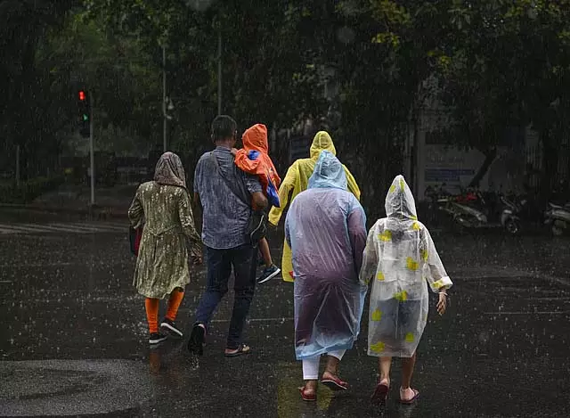 Tamil Nadu के 19 जिलों में आज स्कूल और कॉलेजों की छुट्टी पूरी जानकारी Tamil Nadu के 19 जिलों में आज स्कूल और कॉलेजों की छुट्टी पूरी जानकारी