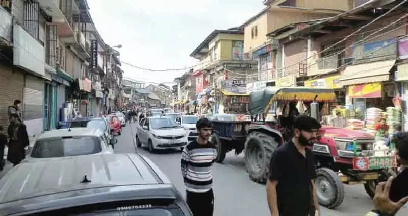 कुपवाड़ा में अस्पताल और जामिया सड़कें जाम, यात्रियों व मरीजों को परेशानी कुपवाड़ा में अस्पताल और जामिया सड़कें जाम, यात्रियों व मरीजों को परेशानी