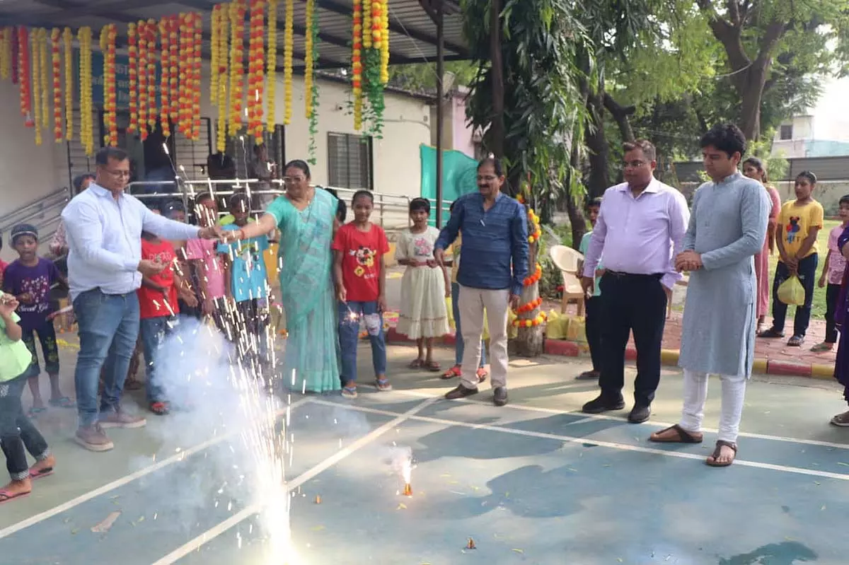 Indore : कलेक्टर शिवम वर्मा ने बच्चों और कर्मचारियों के साथ दिवाली मनाई Indore : कलेक्टर शिवम वर्मा ने बच्चों और कर्मचारियों के साथ दिवाली मनाई