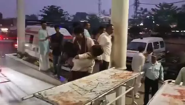 MP : छतरपुर में ट्रैक्टर ट्रॉली पलटने से दर्जन भर से ज़्यादा लोग घायल MP : छतरपुर में ट्रैक्टर ट्रॉली पलटने से दर्जन भर से ज़्यादा लोग घायल