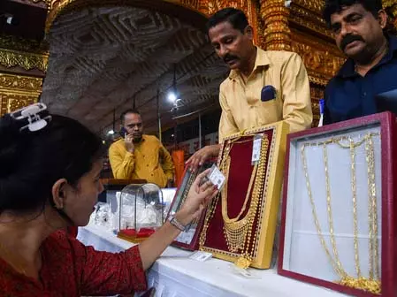 अगले कारोबारी दिन घरेलू बाजार में पीली धातु के कमजोर रुख के साथ खुलने की उम्मीद अगले कारोबारी दिन घरेलू बाजार में पीली धातु के कमजोर रुख के साथ खुलने की उम्मीद