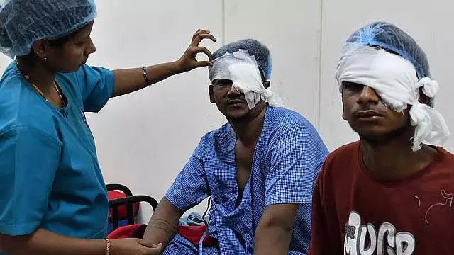 4 बच्चों समेत कई घायल; मिंटो अस्पताल में 20 से ज़्यादा लोगों का इलाज चल रहा है 4 बच्चों समेत कई घायल; मिंटो अस्पताल में 20 से ज़्यादा लोगों का इलाज चल रहा है