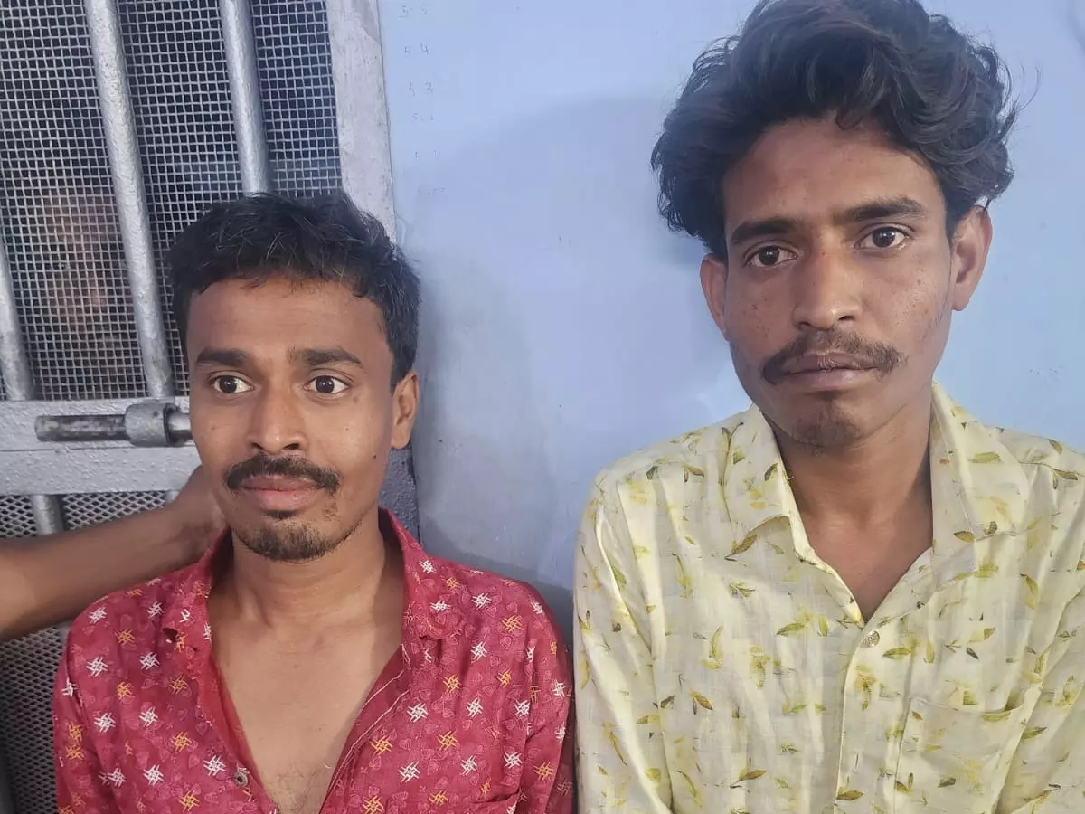 रायपुर : क्षणिक विवाद में कैंची मारकर हत्या, दो सगे भाई अरेस्ट रायपुर : क्षणिक विवाद में कैंची मारकर हत्या, दो सगे भाई अरेस्ट