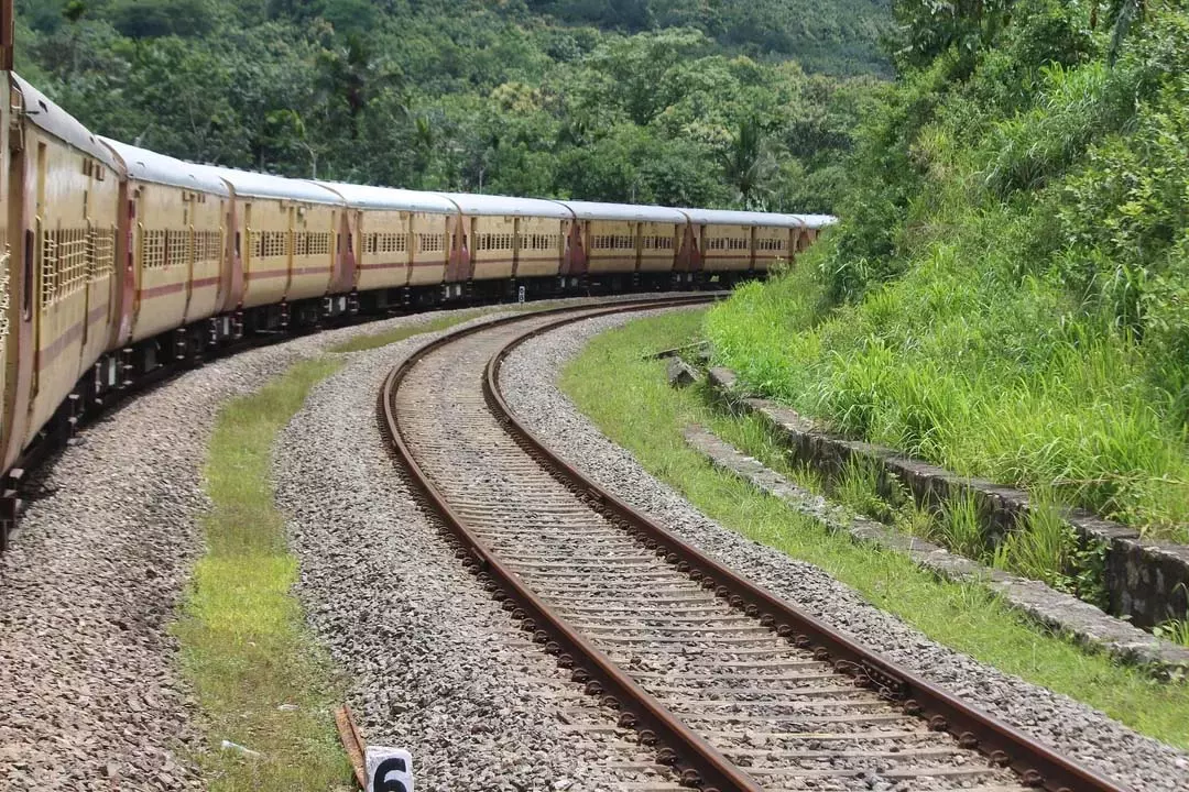 Odisha : पुरी में रील की शूटिंग के दौरान ट्रेन की चपेट में आने से किशोर की मौत Odisha : पुरी में रील की शूटिंग के दौरान ट्रेन की चपेट में आने से किशोर की मौत