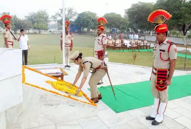Karnal शहीद दिवस पर पुलिस ने शहीदों को किया सम्मानित Karnal शहीद दिवस पर पुलिस ने शहीदों को किया सम्मानित