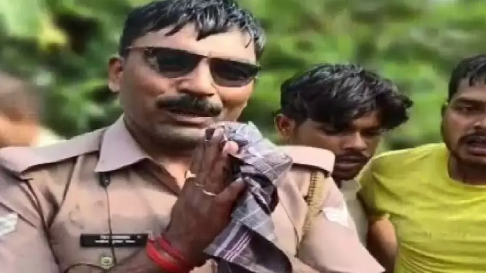 सिपाही ने घायल युवक को नाले से निकाल बचाई जान, हौसले की हो रही तारीफ सिपाही ने घायल युवक को नाले से निकाल बचाई जान, हौसले की हो रही तारीफ