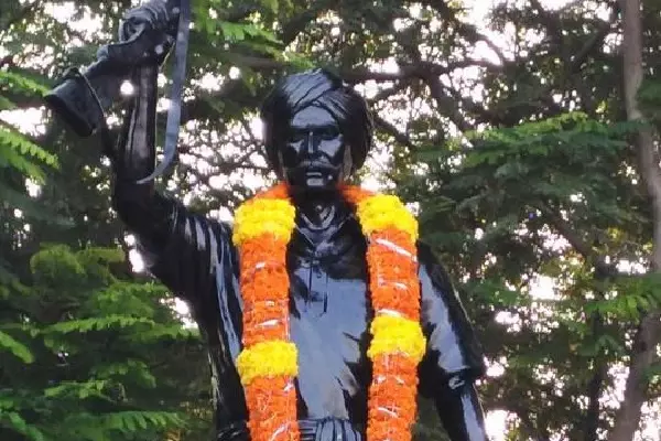 Telangana: नेताओं ने आदिवासी योद्धा कोमाराम भीम को उनकी जयंती पर श्रद्धांजलि दी Telangana: नेताओं ने आदिवासी योद्धा कोमाराम भीम को उनकी जयंती पर श्रद्धांजलि दी