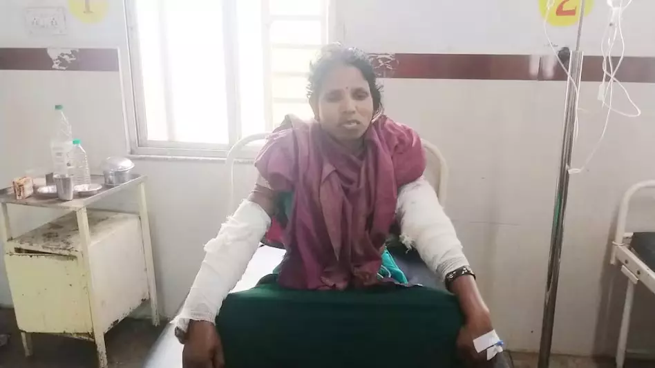 पति ने सरेआम हंसिए से पत्नी पर किया हमला, वारदात CCTV कैमरे में कैद पति ने सरेआम हंसिए से पत्नी पर किया हमला, वारदात CCTV कैमरे में कैद