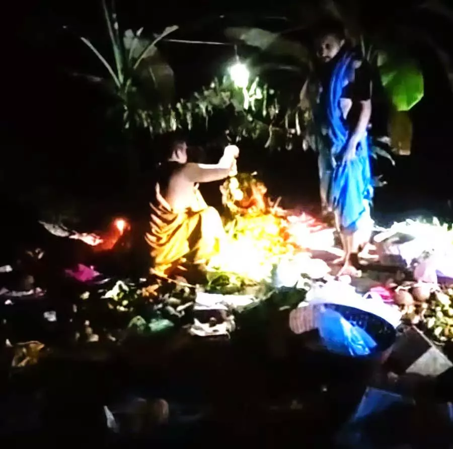 Mundagoda : बाघ देवता की आधी रात को मौन पूजा Mundagoda : बाघ देवता की आधी रात को मौन पूजा